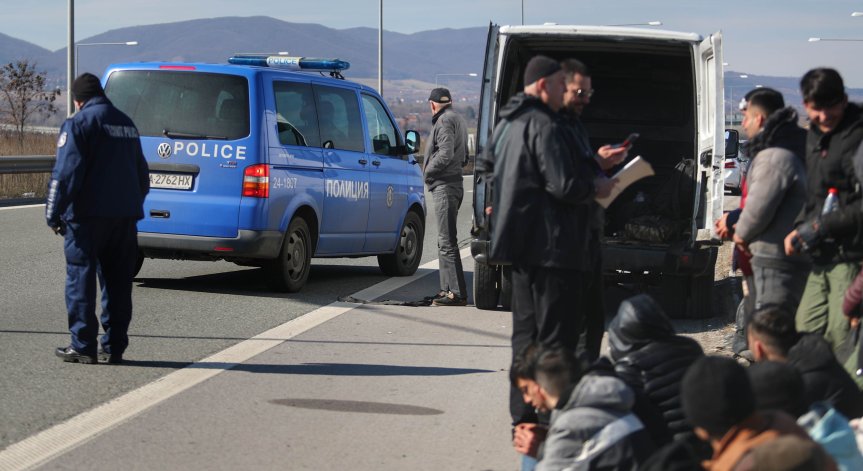 Задържаха 15 сирийци на АМ 