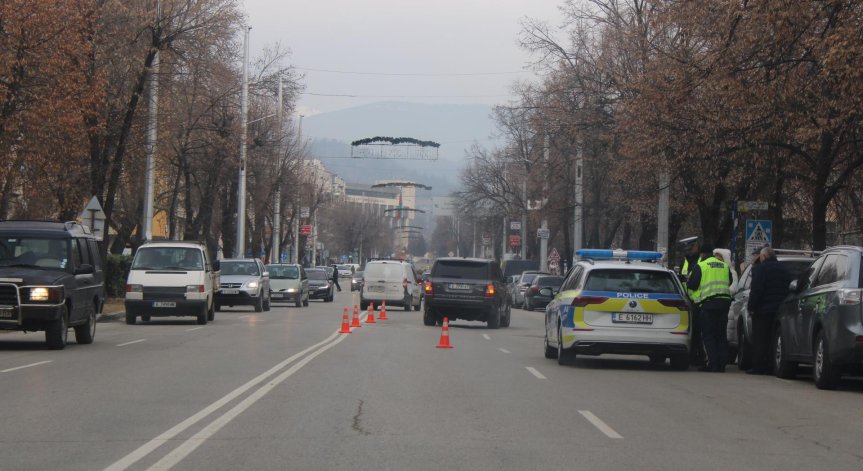 На водача на джипа се взимат проби за алкохол и наркотици.