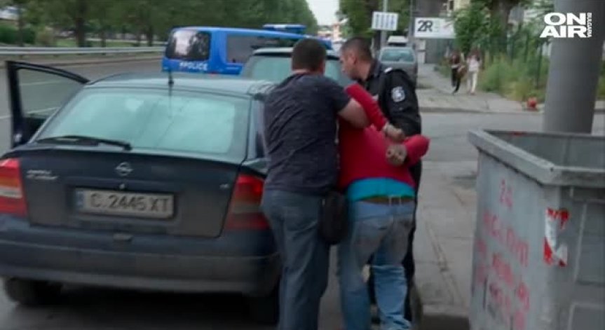 Задържаният за нападението с нож в тролей остава в ареста