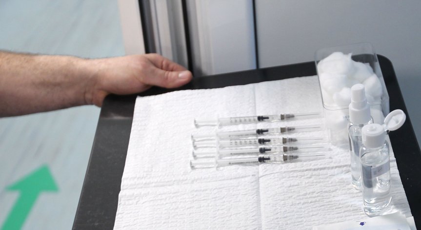 Лечението на децата с установена инфекция продължава.