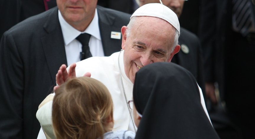 В обикновен ковчег и нарушени традиции: Какво следва след смъртта на папа Франциск?