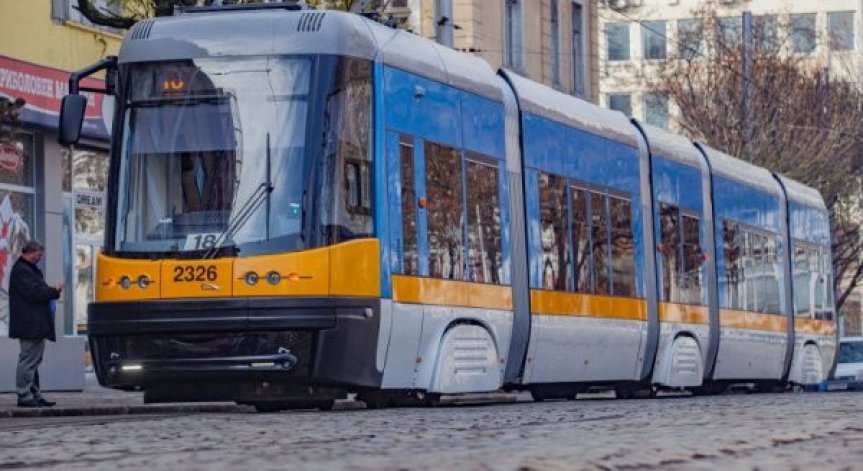 Младежи обраха възрастен мъж в трамвай, престорили се на чужденци