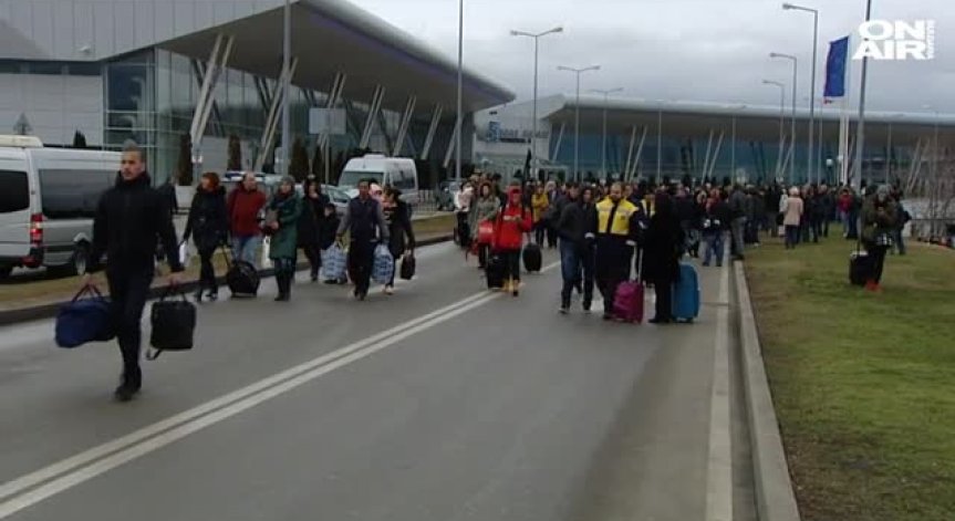 Сигнал за бомба евакуира двата терминала на Летище София!