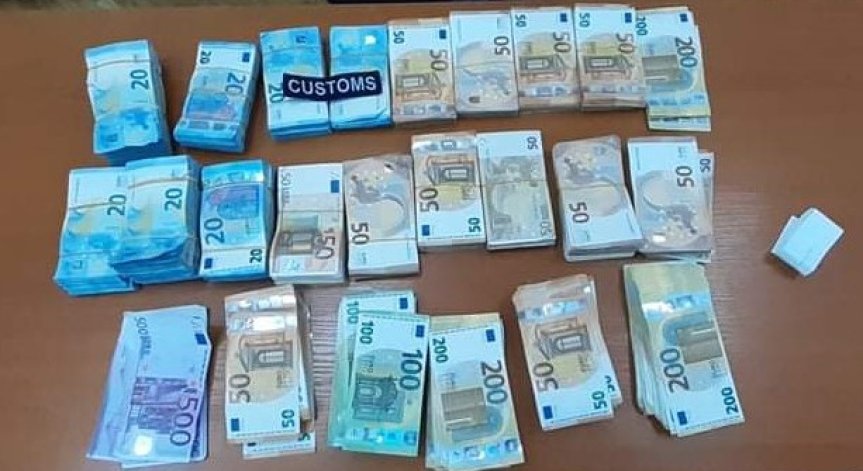 Митничари откриха недекларирани 158 000 евро при проверка