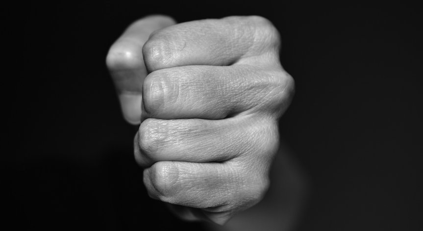 Мъж преби с юмруци 10-годишно момиче и майка му