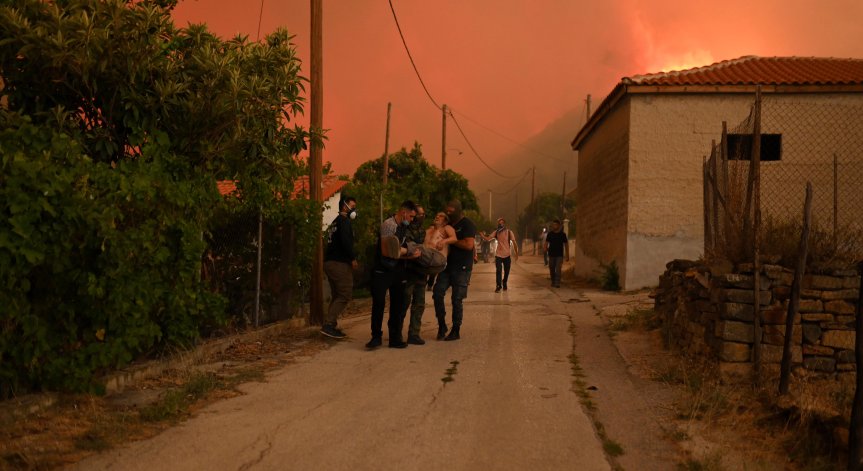 Евакуират цели квартали в Александруполис. Гърция: Пожарът е извън контрол