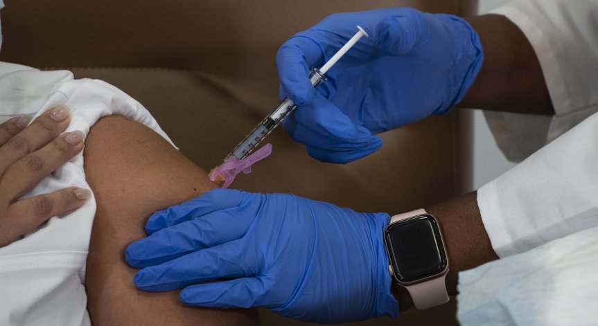 Разработват ваксинационни паспорти, ще ни служат при пътувания