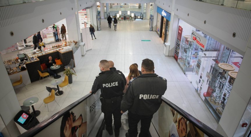 Мъж размахва мачете срещу посетителите на мол в София