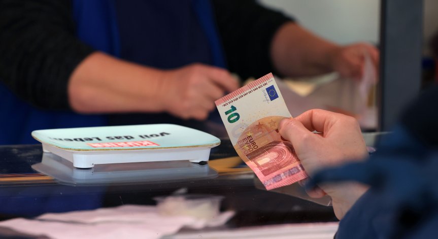 Нищожните лихви по депозитите накараха европейците да изтеглят милиарди от банките