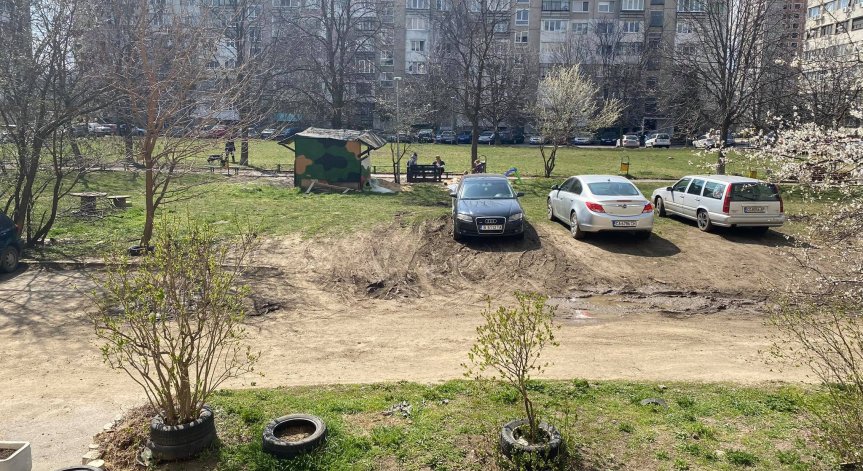 Всекидневно се паркира в зелени площи в ж.к. 