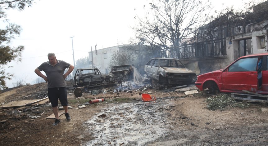 Огънят в Гърция изпепели къщи в Агия Параскеви и Мениди, евакуират 5 района в Атика