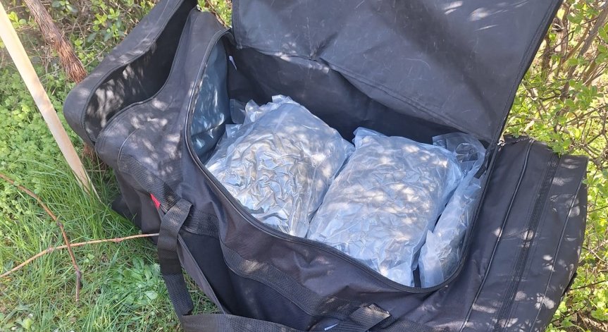 Задържаха трима мъже в Хасково след сделка с наркотици