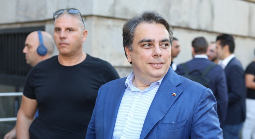 Асен Василев гласува на машина.