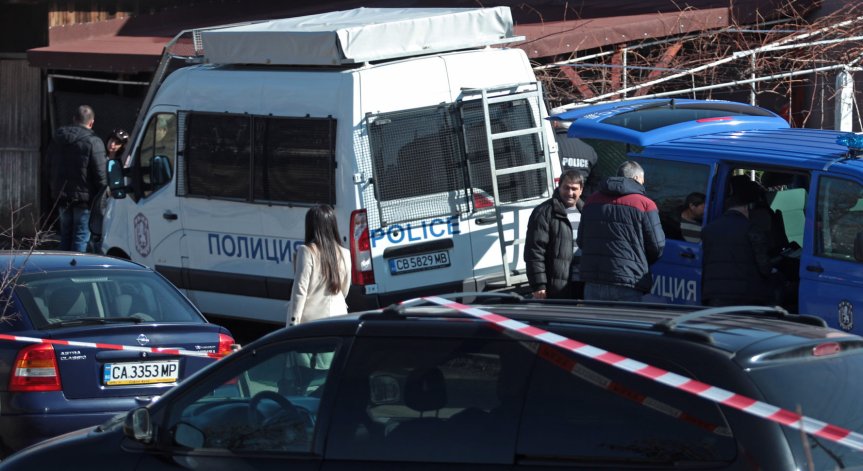 Тялото е откарано в Съдебна медицина.