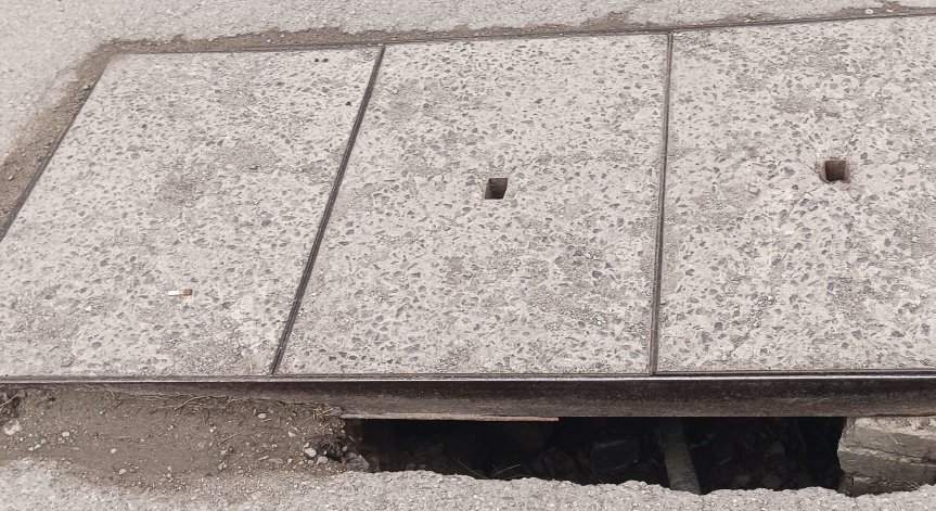 От HelpBook: Счупени шахти  от години, едната оправиха - другите оставиха