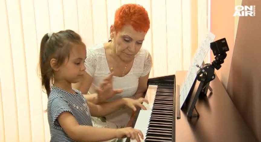 4-годишно талантливо българче ще свири на червения роял в 