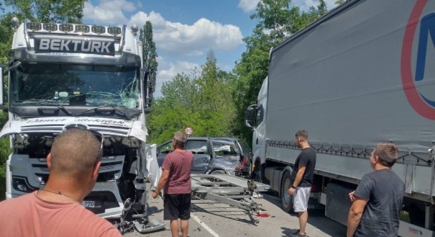 Тежка катастрофа с ТИР-ове блокира пътя Славотин - Смирненски