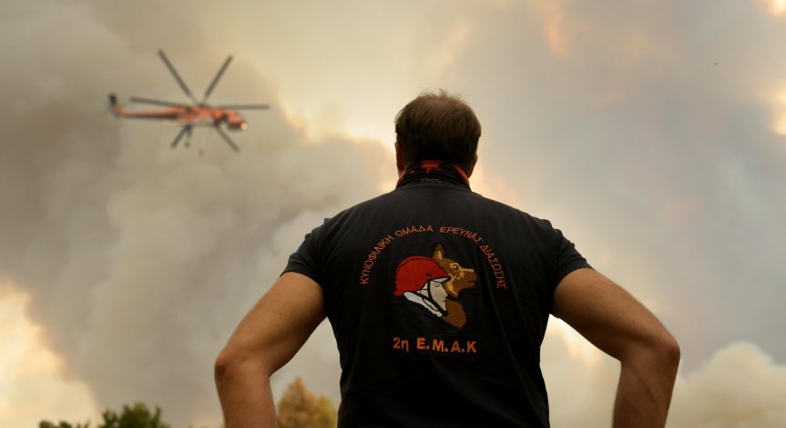 Пожар избухна до гръцка военноморска база, селище бе евакуирано