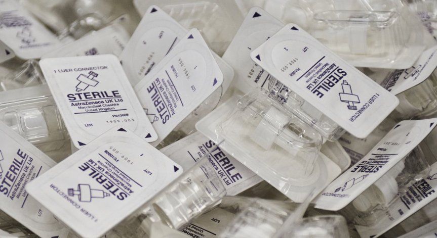 Защитата на AstraZeneca намалява три месеца след втората доза