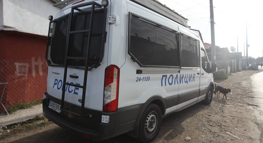 Хванаха 13 иракчани, натъпкани в тайник на микробус край Сопот, сред тях и две деца