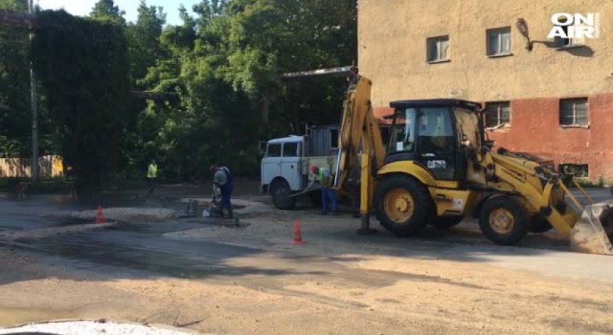 Дупка в Шумен погълна кола