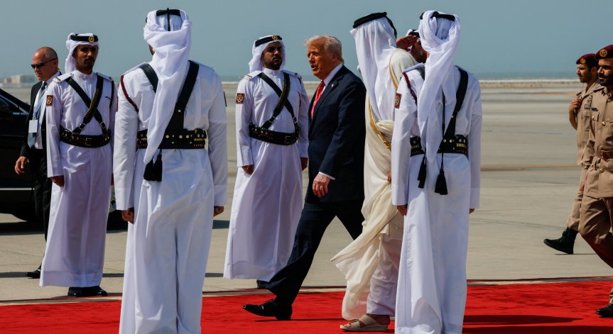 Катарският емир шейх Тамим бин Хамад Ал Тани поздрави американския президент на червен килим.