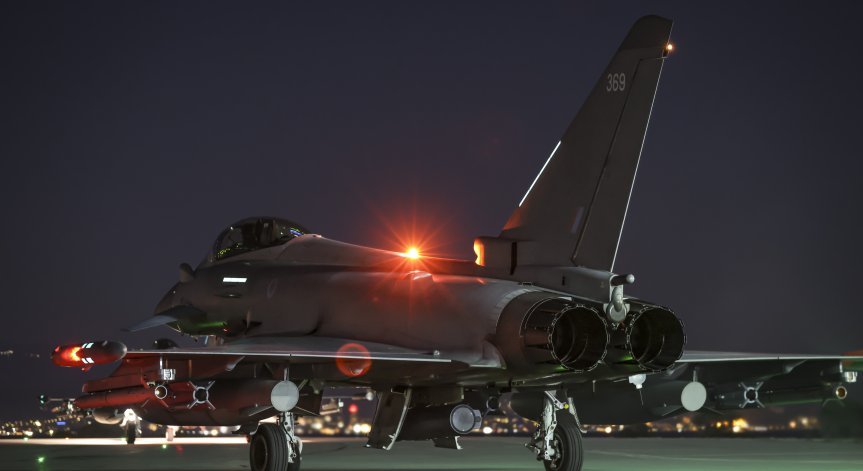 Изтребители на САЩ и Великобритания удариха 18 цели на хутите в Йемен