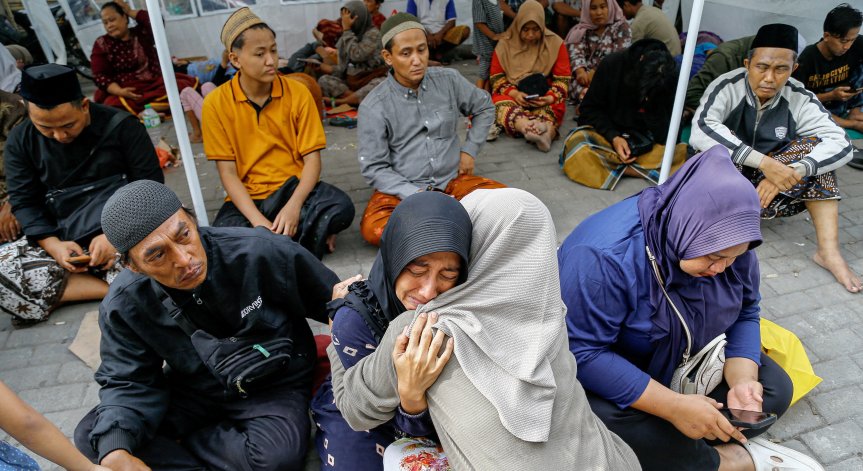 Трагедията в Индонезия: Няма признаци на живот под отломките на училището