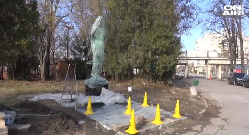 Откриват статуята на легендата на черно-белите Аян Садъков