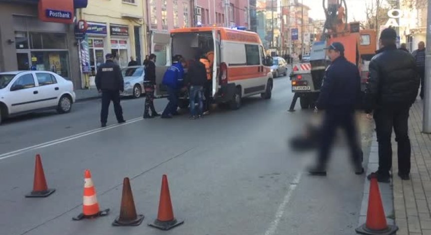 Двама работници паднаха от 5-метрова височина