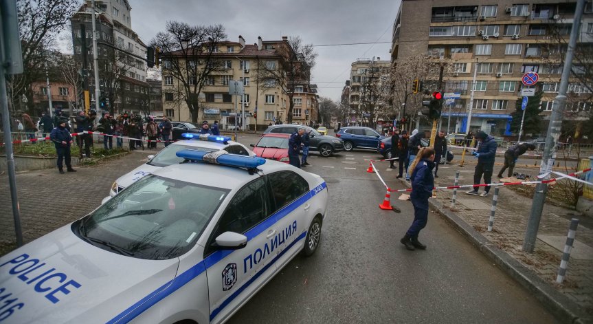 Мъжът има порезна рана в областта на гърба.