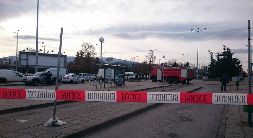 Взривиха една от чантите от съмнителния бус