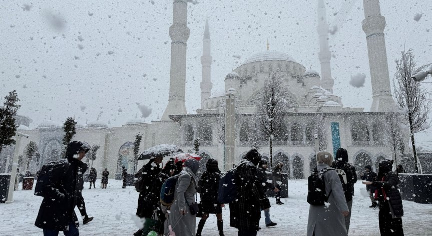 Временно е преустановено и корабоплаването по Босфора.