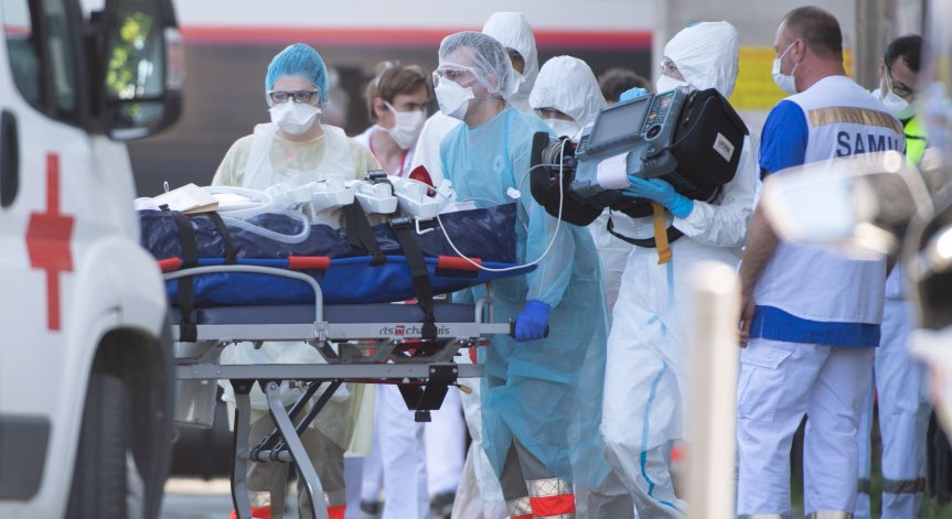 Момиче изпадна в кома, след като тийнейджъри я пребиха пред училище във Франция