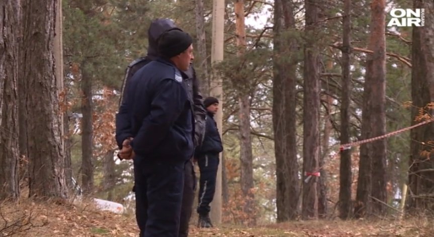 Повече от 4 часа полицаи претърсват района около село Луково