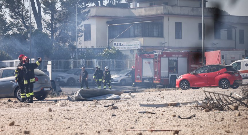 Десет екипа пожарникари бяха изпратени до бензиностанцията.