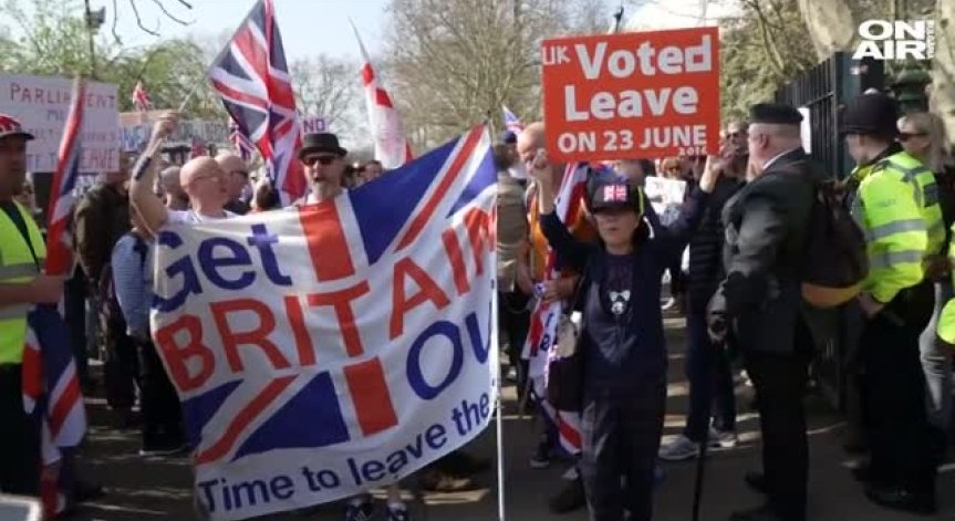 Защитници на Brexit излязоха на протест, с тях и Найджъл Фараж