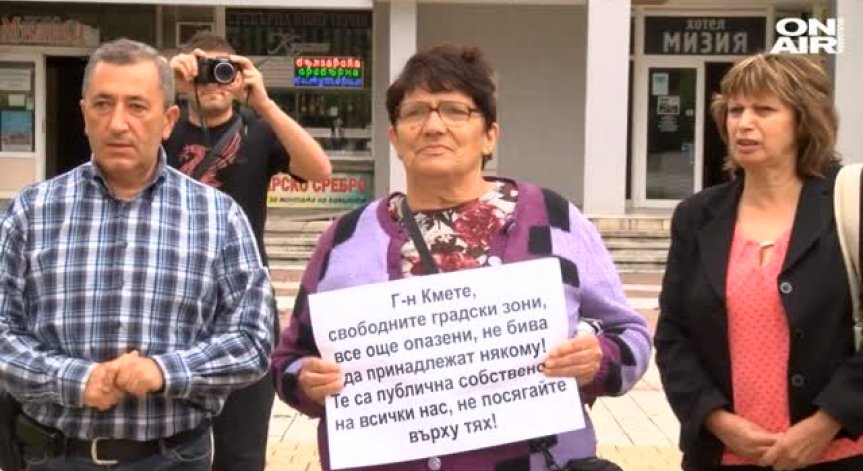 Жители на Търговище на протест срещу строеж в междублоковото пространство