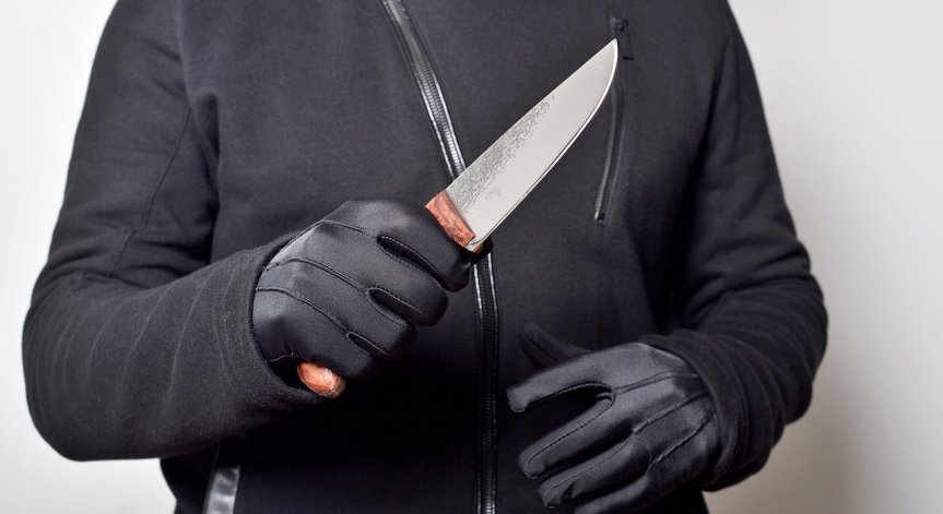 Криминално проявен заплаши с нож и ограби деца в София
