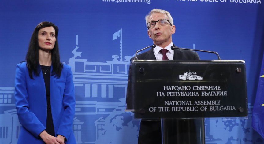 Авторитарен или тоталитарен режим: Докъде ще стигне политическата криза у нас?