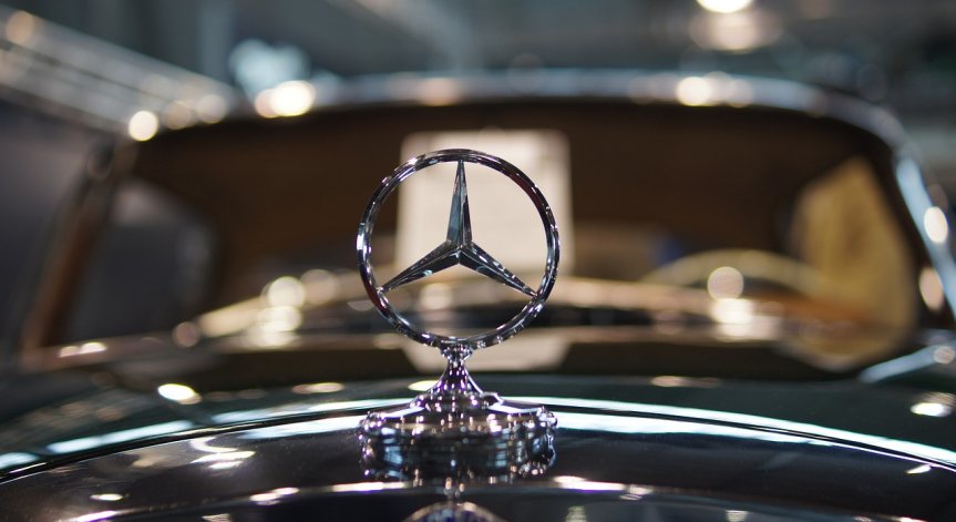 Mercedes изтегля 250 000 автомобила заради потенциална опасност от пожар