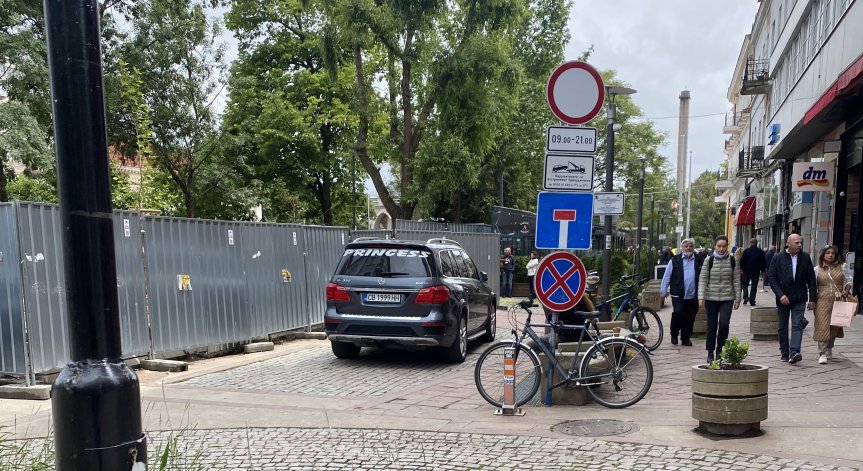 Без контрол и санкции: Ежедневно паркиране в пешеходна зона в София