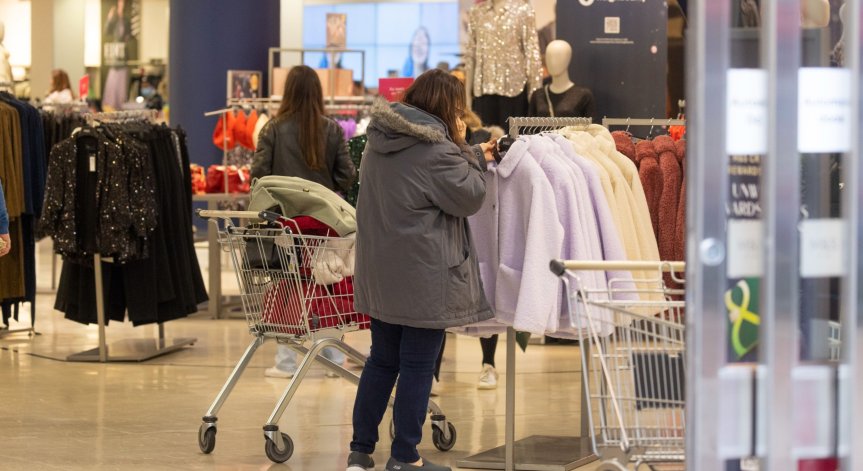 Млади хора, живеещи с родителите си, наливат пари в луксозни стоки в САЩ