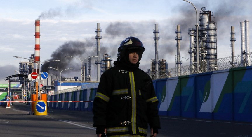 Украинска атака с дронове подпали ключова рафинерия в Москва