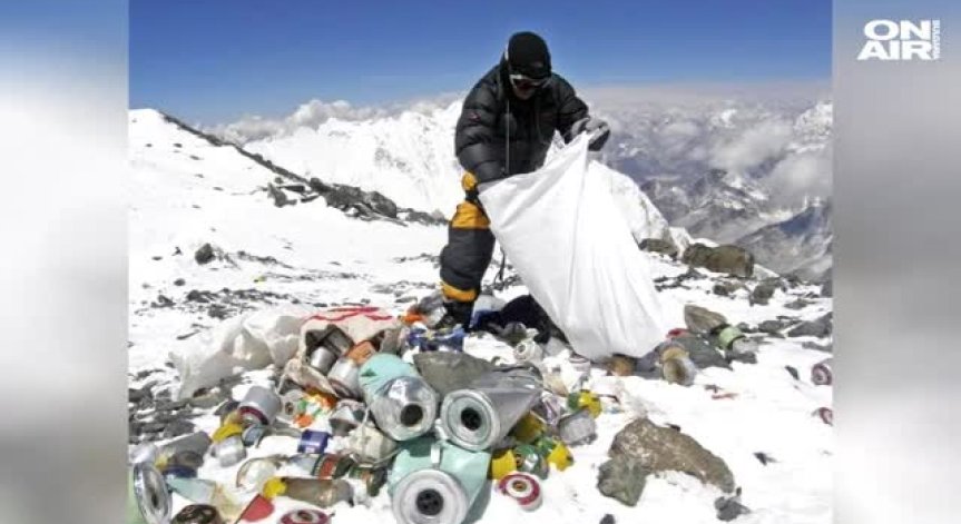 Върховна мръсотия: Събраха 10 тона боклуци на Еверест