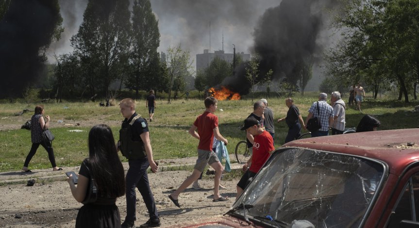 Три жертви на руски удар в жилищен блок в Лвов, ракетата предизвикала и пожар