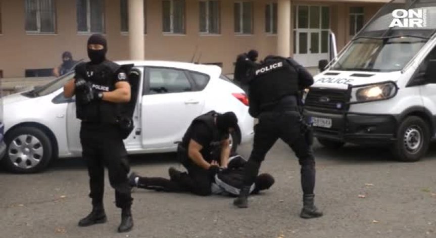 Екшън като на кино: Спецполицаи показаха умения пред бургаски ученици
