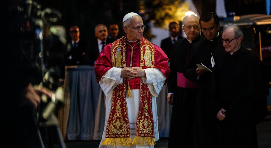Светите апостоли Петър и Павел са на омофора.