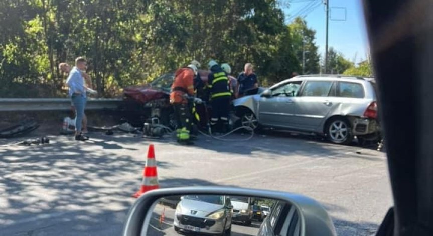 4 коли катастрофираха в София, има затиснат човек