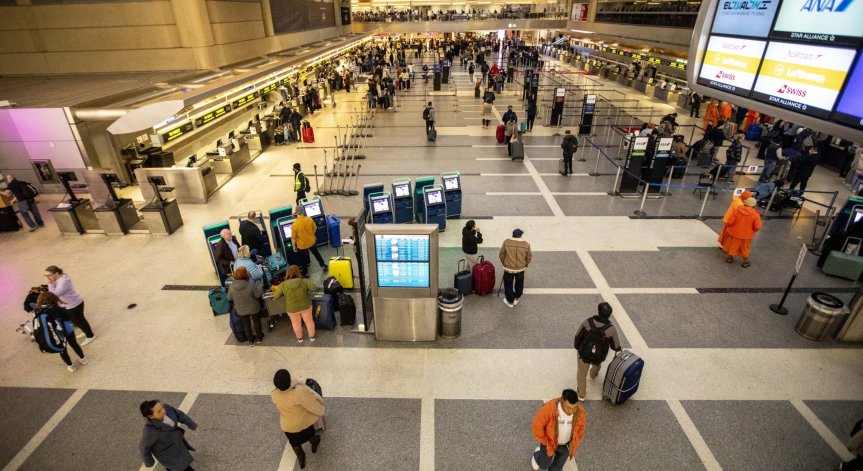 Какво наложи отмяната и забавянето на стотици полети в САЩ?